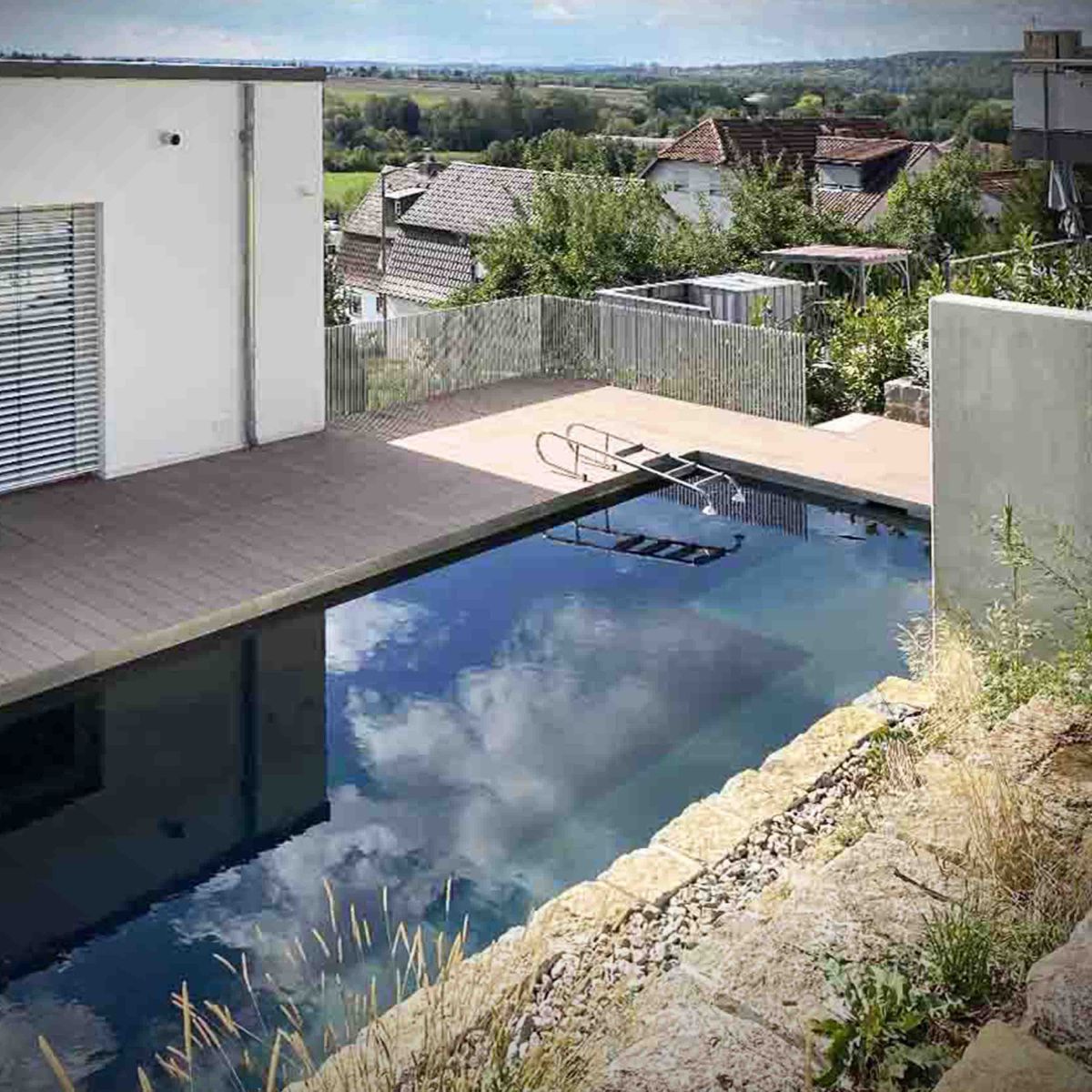 Privatgartengestaltung in Hanglage mit Poolbau 